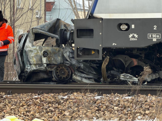 Pociąg i auto są w ogniu! Horror na przejeździe kolejowym pod Warszawą