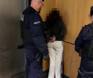 21-latka usłyszała pięć zarzutów po ataku nożem w warszawskiej szkole. Jest decyzja sądu