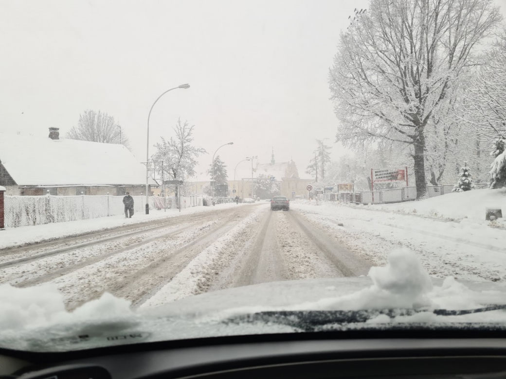 Opady śniegu PARALIŻUJĄ drogi. DRAMAT na drogach Podkarpacia [ZDJĘCIA INTERNAUTÓW]