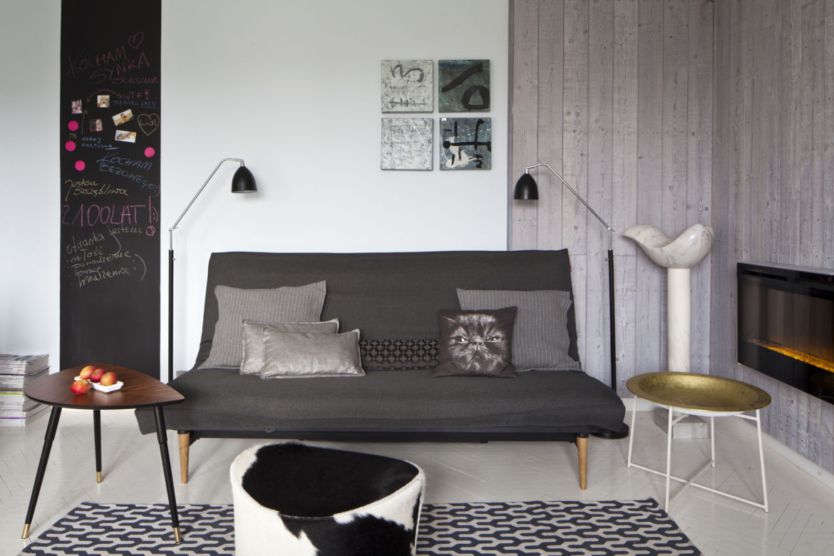 Salon w kuchni czy kuchnia w salonie? Szorstka elegancja na 40 m²