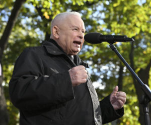 Jarosław Kaczyński w trakcie protestu przed Trybunałem Konstytucyjnym