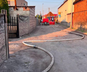Trwa szacowanie strat po pożarze lakierni w Dębnie Polskim koło Rawicza. 15 zastepów w akcji