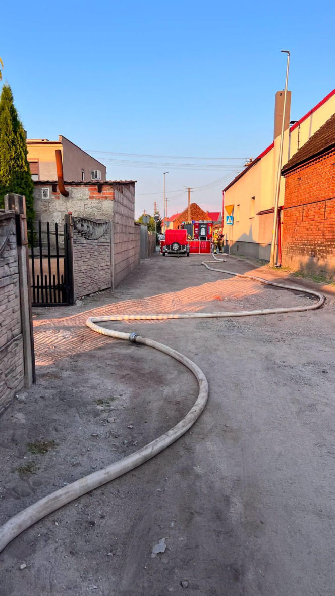 Trwa szacowanie strat po pożarze lakierni w Dębnie Polskim koło Rawicza. 15 zastepów w akcji