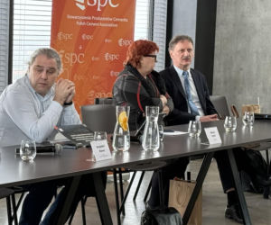 Branża cementowa, prezesi i członkowie zarządu spółek produkujących cement rozmawiali z mediami o wyzwaniach z jakimi mierzy się branża. Wszyscy są zrzeszeni w Stowarzyszeniu Producentów Cementu