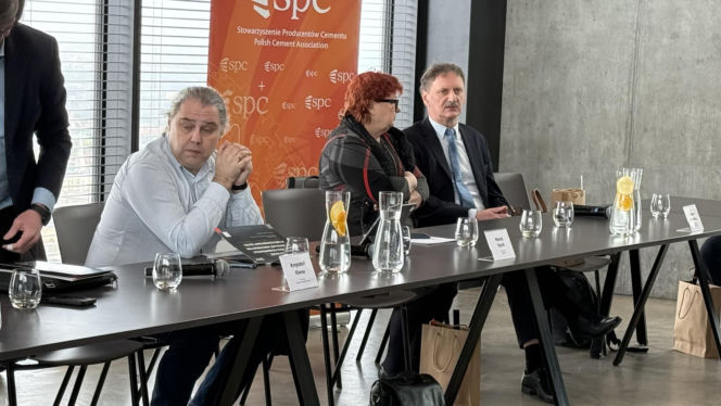 Branża cementowa, prezesi i członkowie zarządu spółek produkujących cement rozmawiali z mediami o wyzwaniach z jakimi mierzy się branża. Wszyscy są zrzeszeni w Stowarzyszeniu Producentów Cementu