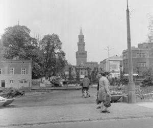 Plac Wolności - widoczna m.in. fontanna. W oddali wieża Ratusza, 1973-05-11 