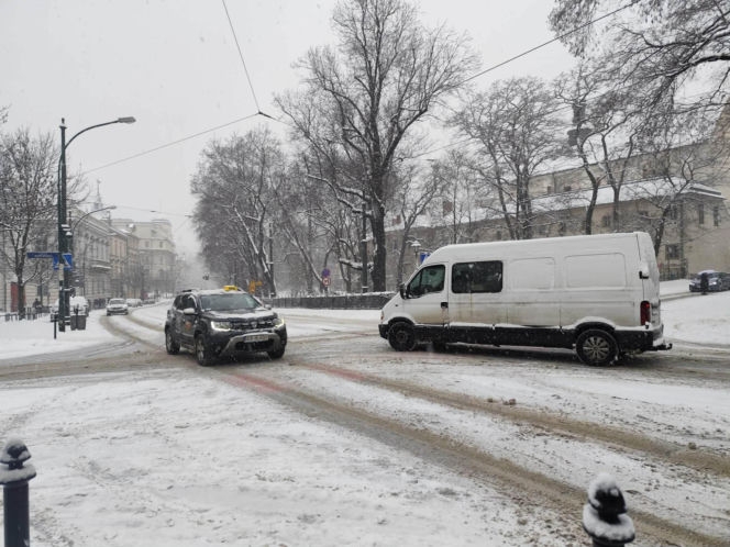 Atak zimy w Krakowie. Miasto sparaliżowane, IMGW ostrzega