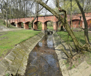 Pieczona kiełbaska bez mandatu. Gdzie rozpalić ognisko lub grilla w Warszawie? [PRZEGLĄD MIEJSC]