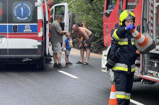 Potworny wypadek pod Pruszkowem. Ciężarówka wpadła do rowu. W środku był dziadek z wnuczkiem