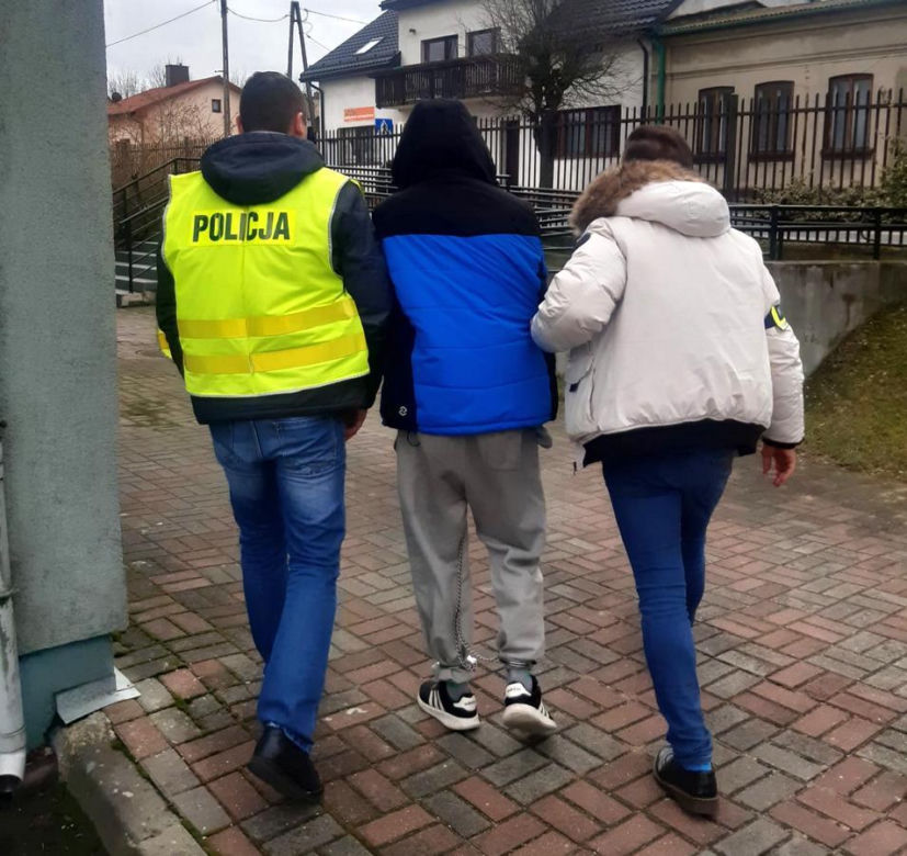34-latek ruszył z maczetą na policjantów z Radziejowa