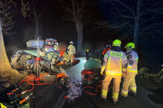 Golf roztrzaskał się na drzewie. Dwie osoby zginęły na miejscu, trzecia jest w szpitalu