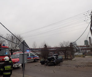 Grajewo. Audi złamało słup energetyczny. W samochodzie było dwóch mężczyzn