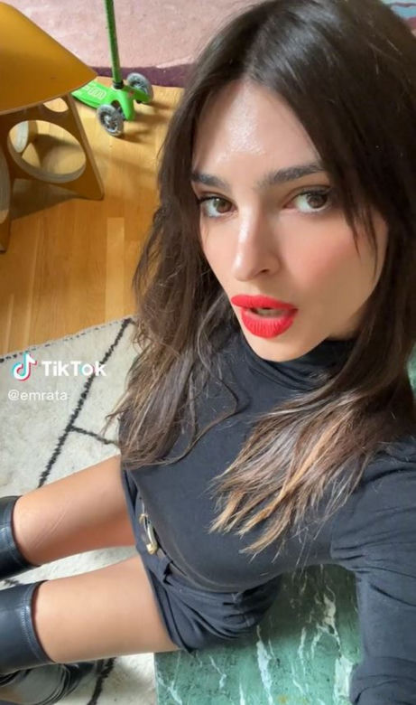Emily Ratajkowski trzęsie gołą pupą na wakacjach. Fani zachwyceni. "Jak jabłuszka"
