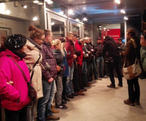 Protestujący nie chcieli wpuścić widzów do teatru