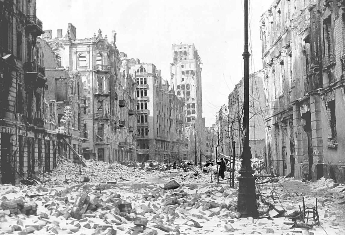 Zniszczona Warszawa, styczeń 1945. W głębi gmach "Prudentialu" pierwszego warszawskiego wieżowca, wybudowanego w 1933 przy pl. Napoleona 9 (obecnie pl. Powstańców Warszawy), po wojnie hotel "Warszawa".