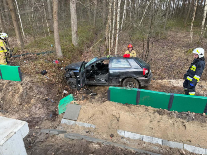 Tragedia na drodze pod Starachowicami. 33-letni kierowca Audi zginął po dramatycznym wypadku