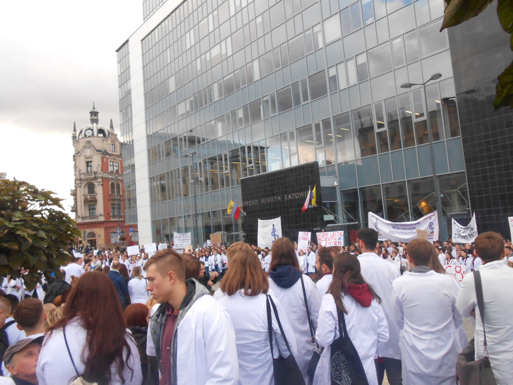 Białe kitle wypełniły Katowicki Rynek. Studenci ŚUM-u wsparli protest rezydentów [ZDJĘCIA, AUDIO]