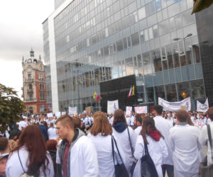Białe kitle wypełniły Katowicki Rynek. Studenci ŚUM-u wsparli protest rezydentów [ZDJĘCIA, AUDIO]