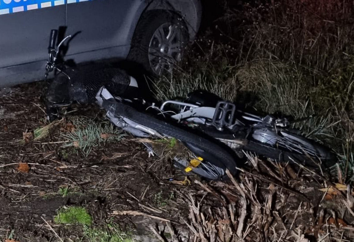 Dramatyczny wypadek pod Jaktorowem. Czołowe zderzenie mercedesa i rowerzysty. Kolarz zginął na miejscu