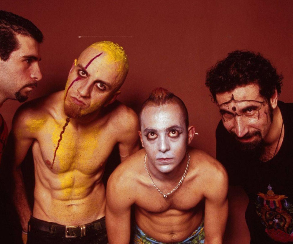 Członkowie zespołu System of a Down z pomalowanymi twarzami i ciałami. O historii Chop Suey! przeczytasz na EskaRock.