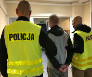 Zaatakował przechodnia nożem do tapet! Rodzina broniła agresora przed policją