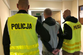 Zaatakował przechodnia nożem do tapet! Rodzina stanęła w jego obronie