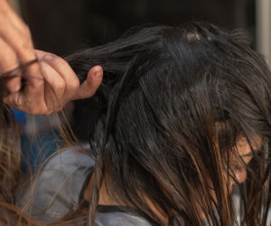 Wsyp 4 łyżki, zalej wrzątkiem, a przyciemnisz włosy bez farbowania. Będą też mocniejsze niż kiedykolwiek. Sposób na przyciemnienie włosów