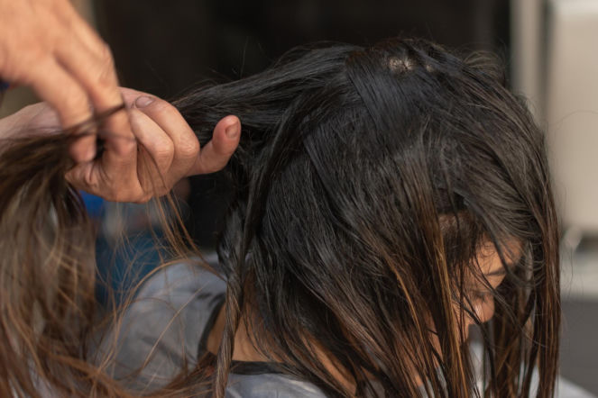 Wsyp 4 łyżki, zalej wrzątkiem, a przyciemnisz włosy bez farbowania. Będą też mocniejsze niż kiedykolwiek. Sposób na przyciemnienie włosów