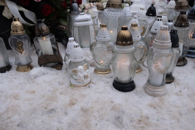 Mama i córka spoczęły w jednym grobie.