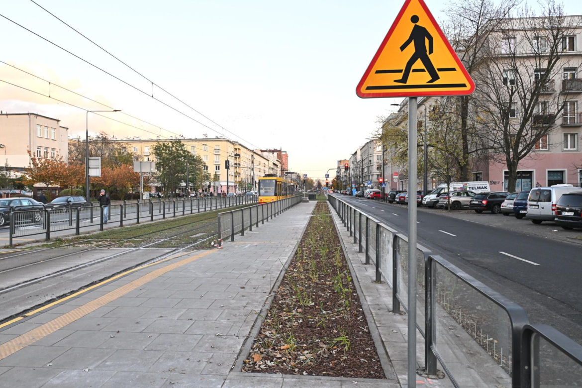 Najpierw wyremontowali przystanki, teraz je niszczą by zasadzić zieleń. Absurd na ul. Grochowskiej
