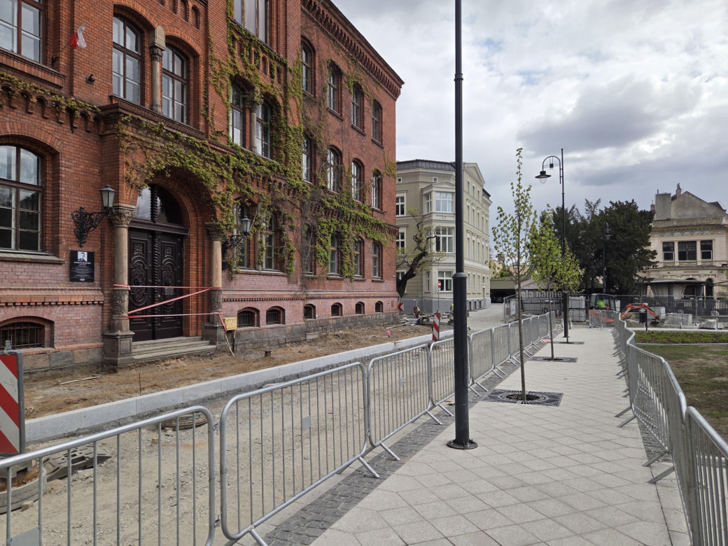 Nowe oblicze placu Wolności. Kwiaciarnie już zamontowane, koniec prac coraz bliżej