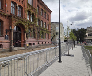 Nowe oblicze placu Wolności. Kwiaciarnie już zamontowane, koniec prac coraz bliżej