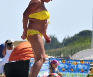 Beata Kozidrak na plaży. Płynie w niej gorąca krew!