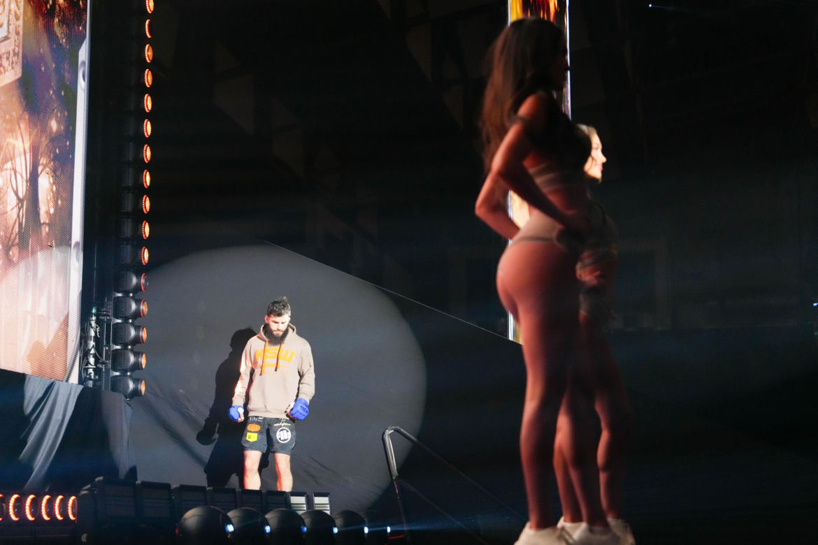 KSW 112. Ring girls