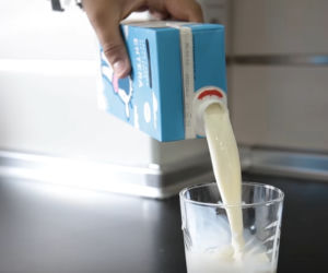 Jak nalewać mleko z kartonu, by nie chlapało? Wystarczy jeden PROSTY trick