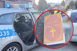 Miał atrapę Pisma Świętego, a w niej schowek na klucz! Pobożny kierowca wpadł, bo spowodował kolizję