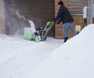 Odśnieżarki spalinowe vs akumulatorowe 2025 - ceny i wybory dla właścicieli domów