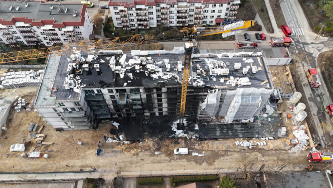 Blok po pożarze na Laurowej