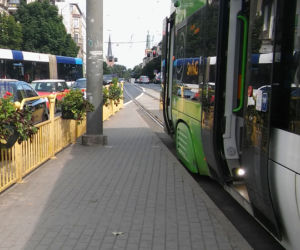 Kwietniki na przystanku tramwajowym na placu Kościuszki