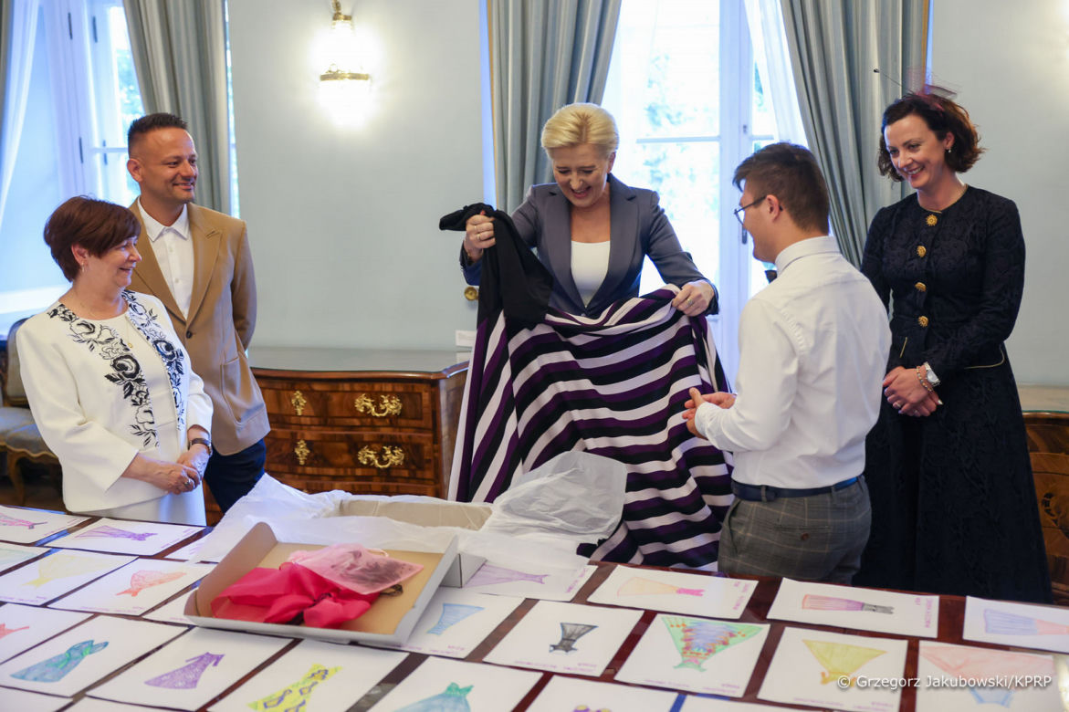 Projektant z zespołem Downa dał Agacie Dudzie prezent. Przepiękna suknia [ZDJĘCIA]