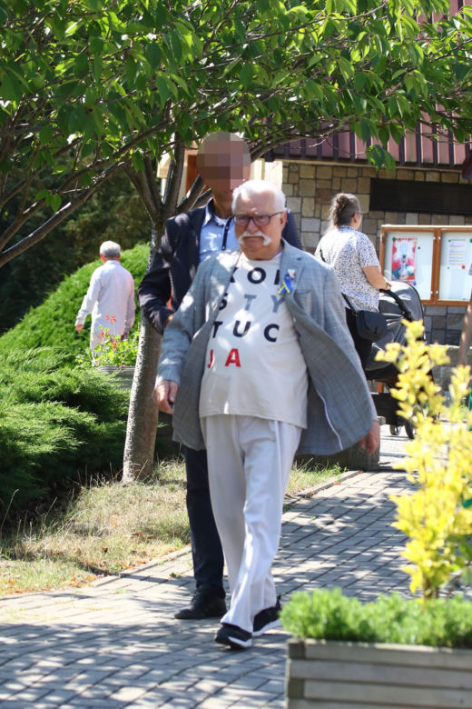 Lech Wałęsa wyszedł ze szpitala. Swoje kroki skierował do kościoła