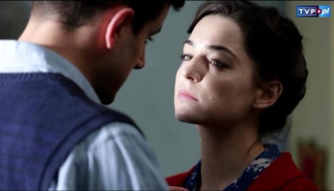 Czas honoru 7 sezon. Lena (Agnieszka Więdłocha), Janek (Antoni Pawlicki)