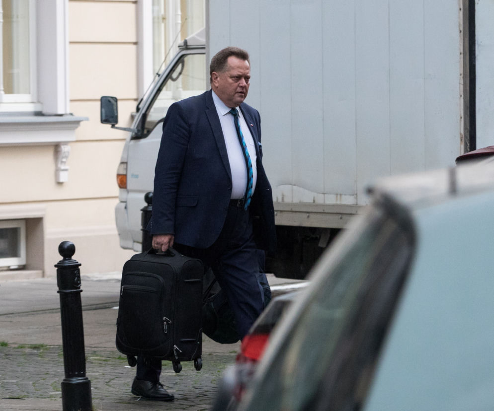 Minister od policji jeździ na czerwonym