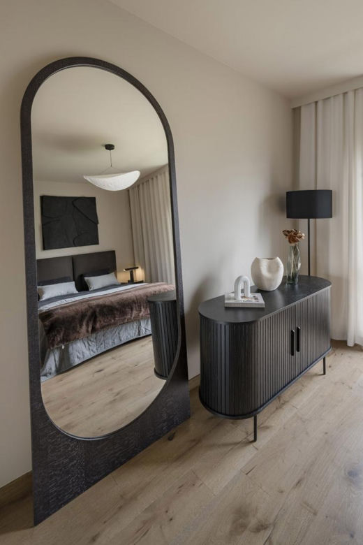 Styl Bauhaus we wnętrzu. Zobacz nowoczesny apartament dla pary