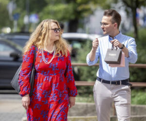 Posłanka Piekarska z Adrianem Witczakiem kupowali bransoletkę
