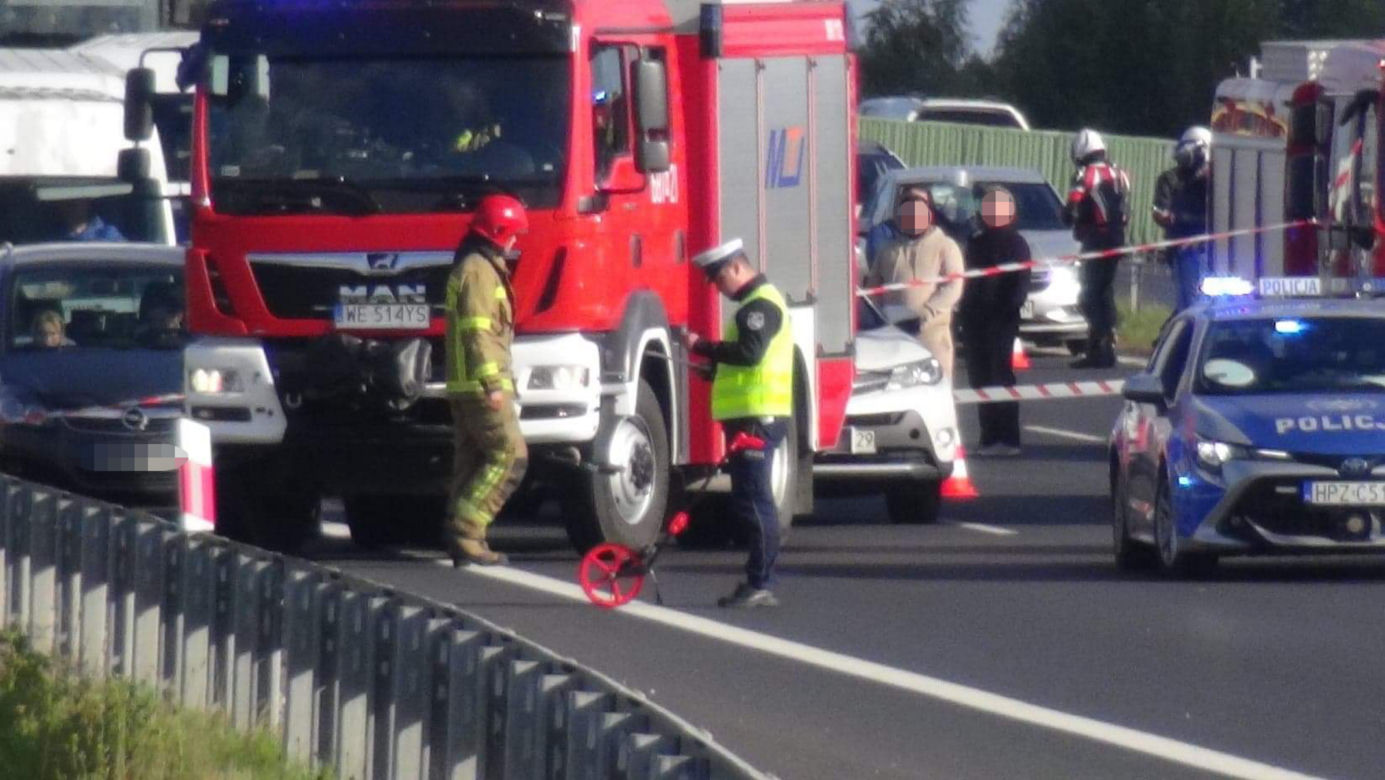 Tragiczny wypadek na S8 pod Wołominem. Motocyklista huknął w bariery, nie żyje