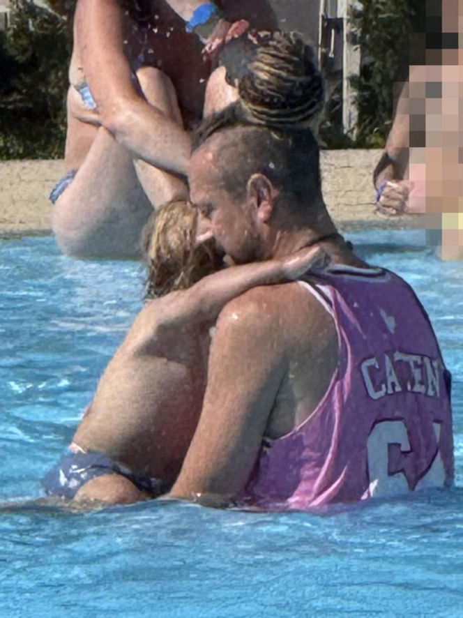 Baron z synkiem na basenie