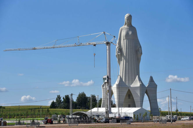 Teren wokół rekordowego pomnika Matki Boskiej w Konotopiu zamknięty z powodów bezpieczeństwa. Chętnych na zwiedzanie jednak nie brakuje