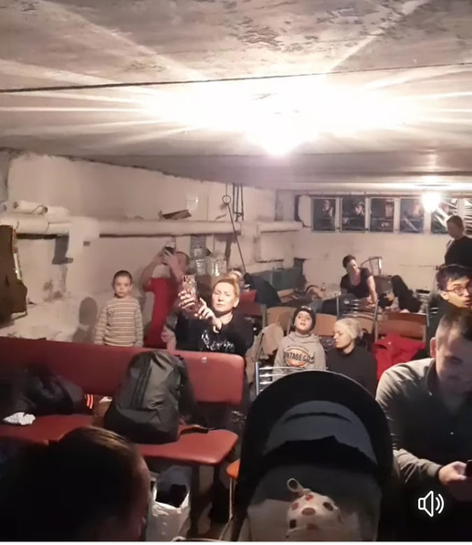 W schronie śpiewa "Mam tę moc"
