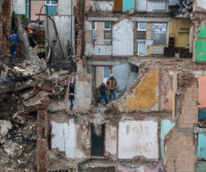 Akcja poszukiwawczo-ratownicza w miejscu uderzenia rosyjskiej rakiety manewrującej w wielopiętrowy budynek mieszkalny w Tarnopolu